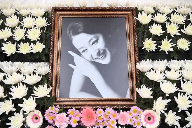 배우 故 윤석화씨의 빈소가 19일 서울 신촌세브란스병원 장례식장 특1호실에 고인의 영정사진이 놓여 있다. /뉴스1