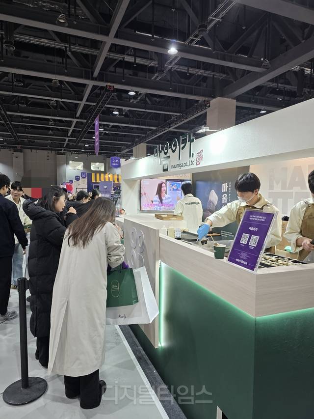서울 강서구 마곡동 코엑스 마곡 르웨스트에서 18일 개막한 ‘컬리푸드페스타 2025’ 행사장 내 마음이가 부스 앞에 방문객들이 시식을 하기 위해 대기하고 있다. [사진= 김수연기자 newsnews@]