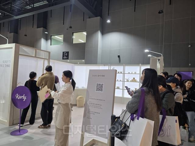 서울 강서구 마곡동 코엑스 마곡 르웨스트에서 18일 개막한 ‘컬리푸드페스타 2025’ 행사장 내 ‘라이스 테이블’ 부스 앞에 쌀 도슨트 체험 대기줄이 늘어서있다. [사진= 김수연기자 newsnews@]