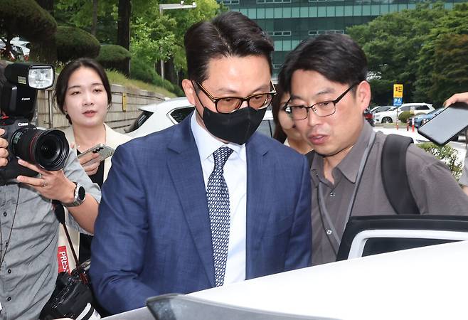 건진법사 청탁 의혹의 핵심 인물인 윤영호 통일교 전 세계본부장이 지난 7월30일 낮 영장실질심사를 마치고 서울중앙지법을 나와 차에 오르고 있다. 윤운식 선임기자 yws@hani.co.kr