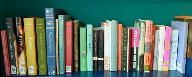 김선형 번역가의 서가에 가지런히 꽂혀 있는 제인 오스틴 관련서들. 임지훈 인턴기자