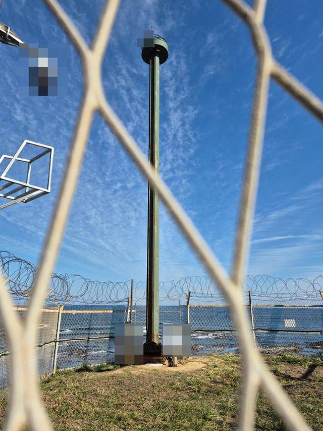 경북 포항시 북구 청하면 이가리 바닷가에 설치된 군부대의 열상감시장비(TOD) 거치대의 철제 기둥이 잔뜩 녹이 슬어 있다. A사의 랙기어 방식인 이 거치대는 2021년 포항시 기부채납으로 설치됐다. 독자 제공