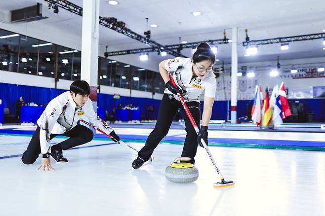 컬링 믹스더블 정영석(왼쪽) 김선영 조가 2026 밀라노-코르티나담페초 동계 올림픽 진출을 확정했다. 사진=대한컬링연맹