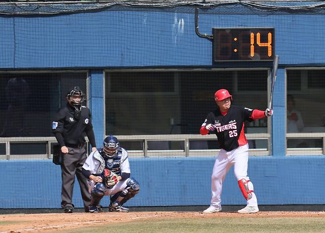 <yonhap photo-5081=""> 피치클록의 시대 (서울=연합뉴스) 이정훈 기자 = 13일 서울 잠실야구장에서 열린 2025 프로야구 KBO리그 KIA 타이거즈와 두산 베어스의 시범경기에서 피치클록이 운영되고 있다. 2025.3.13 uwg806@yna.co.kr/2025-03-13 14:32:16/ 연합뉴스스</yonhap>