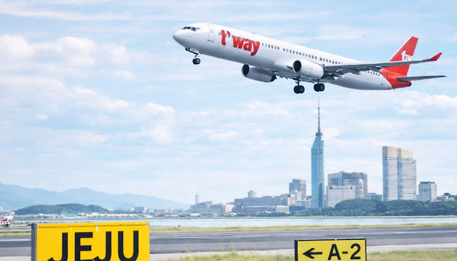 제주~후쿠오카 노선 재개를 상징적으로 표현한 편집 이미지.