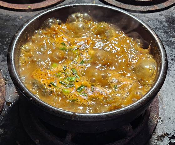 팔팔 끓고 있는 짱뚱어탕. 짱뚱어를 갈아 넣은 국물이 얼큰하고 묵직하다. 아침에 한 그릇 먹으면 온종일 든든하다.