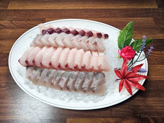 남도의 겨울 별미 삼치회. 해남 ‘이학식당’의 차림이다. 삼치회는 살이 연해 뭉텅이째 잡는다. 붉은 색이 뱃살이고 검은 색이 등살이다. 한 점 입에 넣으면 아이스크림처럼 녹는다.