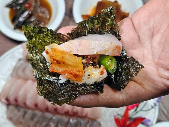 남도에선 삼치회를 김에 싸 먹는다. 밥을 약간 담고, 양념장과 묵은지를 넣고, 삼치회 한 점 올려 한입에 먹는다.