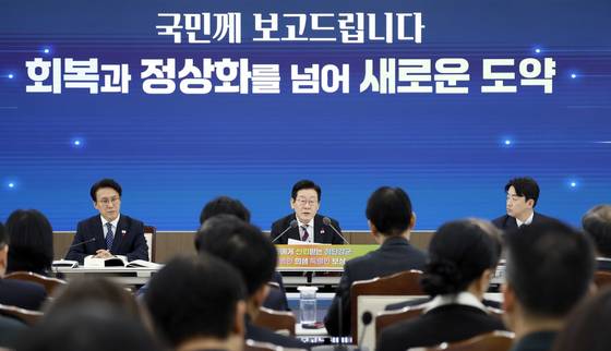 이재명 대통령이 18일 오후 서울 용산 국방부 청사에서 열린 국방부·국가보훈부 업무보고에서 발언하고 있다. 왼쪽부터 김민석 국무총리, 이 대통령, 강훈식 대통령비서실장. [사진 대통령실사진기자단]