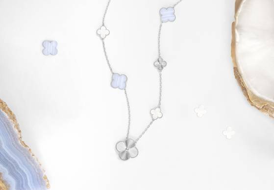 반클리프 아펠 매직 알함브라 롱 네크리스. 중앙 모티브는 방사형 기요셰 패턴으로 마감됐다. 사진 반클리프 아펠