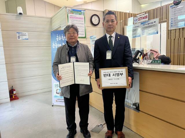 ▲ 김용식 화천군사회단체협의회장이 세종시 정부청사를 방문, 화천댐 문제와 관련한 주민요구서와 서명서를 기후에너지 환경부에 제출하고 있다.