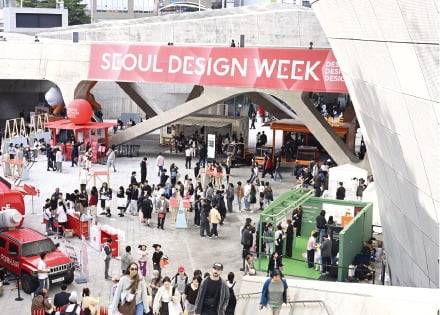 지난 10월 DDP에서 열린 ‘서울디자인위크’가 방문객으로 붐비는 모습.  /서울디자인재단 제공