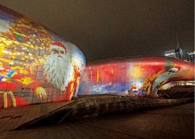 DDP 외벽에 선보인 미디어아트 작품 ‘Merry Beat Seoul’.