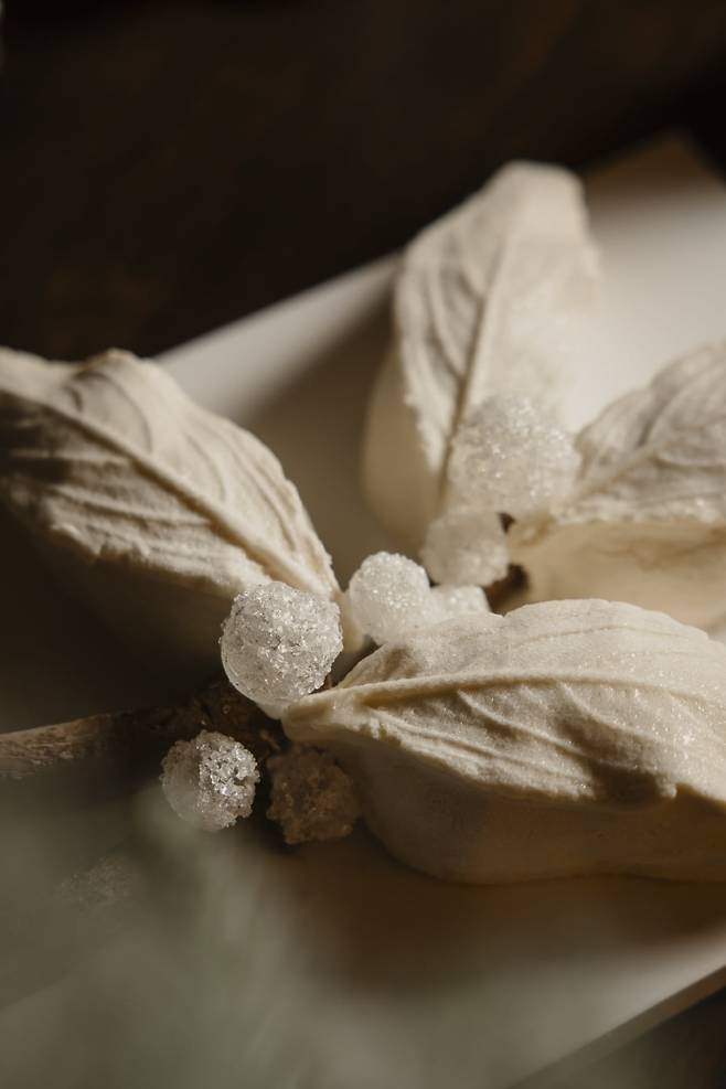 프랑스 연말연시의 전통적인 행운의 상징인 겨우살이를 구현한 부쉬 드 노엘 / 사진제공. 파크 하얏트 파리 방돔