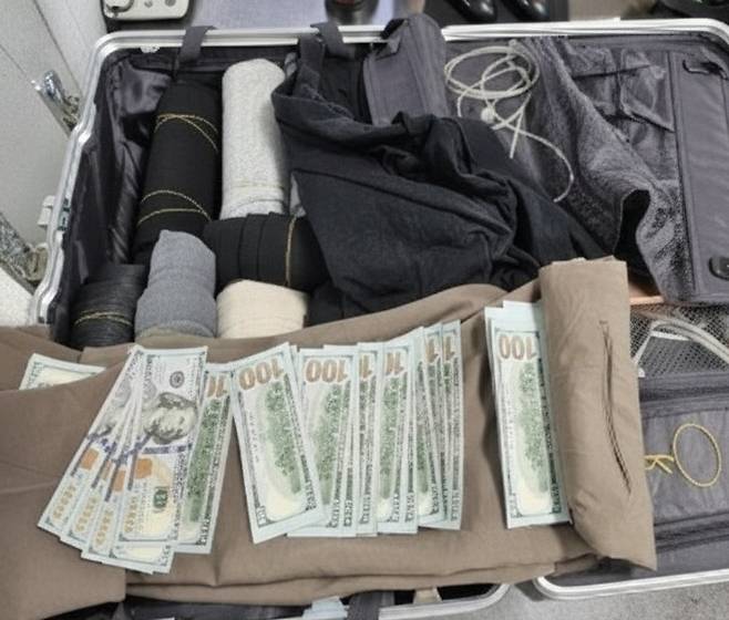 외국으로 숨겨 나가려다 인천공항 보안검색에서 적발된 외화. 독자제공