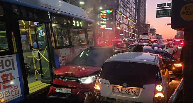 A traffic accident involved 10 vehicles near Gangnam-gu Office Station in southern Seoul on Friday evening. (Courtesy of a reader)