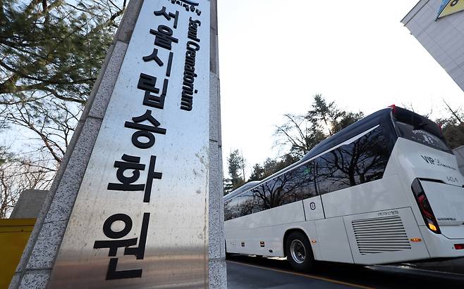 Vehicles line up to enter the Seoul Municipal Crematorium in Goyang, Gyeonggi Province, on Jan. 19. At the time, a surge in deaths caused by influenza and pneumonia made it difficult to secure cremation reservations in some areas, forcing bereaved families to extend funerals to four days or travel long distances for cremation, adding to their hardship. [NEWS1]