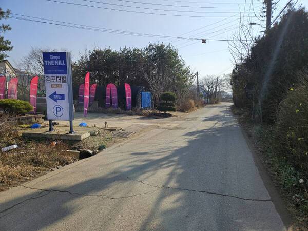 김포 고막지구 분기점. 왼쪽 방향 도로가 고막지구 진입부분이다. 이 지점을 통과한 시도22호선 개설이 시급하다. ㈜문수산명다원 제공