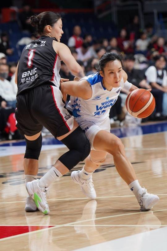 우리은행 김단비(오른쪽)의 돌파. 사진[연합뉴스]