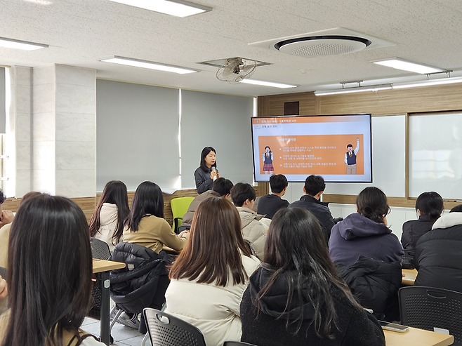지난 17일 오후 인천 중구 영종국제물류고등학교 멀티미디어실에서 황빈 매일경제아카데미 연구원이 강의를 하고 있다. 배윤경 기자.