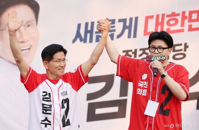 [서울=뉴시스] 권창회 기자 = 한동훈 전 국민의힘 대표가 26일 서울 도봉구 방학사거리 인근에서 열린 김문수 국민의힘 대선 후보의 집중유세에서 합동유세를 하고 있다. (공동취재) 2025.05.26. photo@newsis.com /사진=