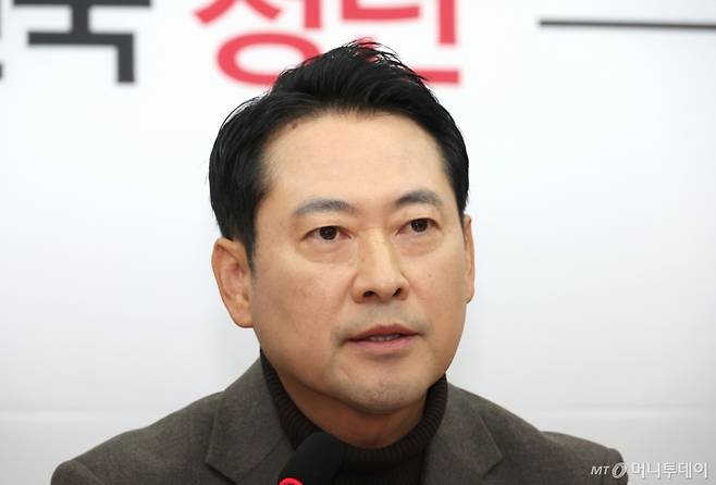 [서울=뉴시스] 김금보 기자 = 장동혁 국민의힘 대표가 18일 서울 여의도 국회에서 열린 최고위원회의에서 발언을 하고 있다. 2025.12.18. kgb@newsis.com /사진=김금보