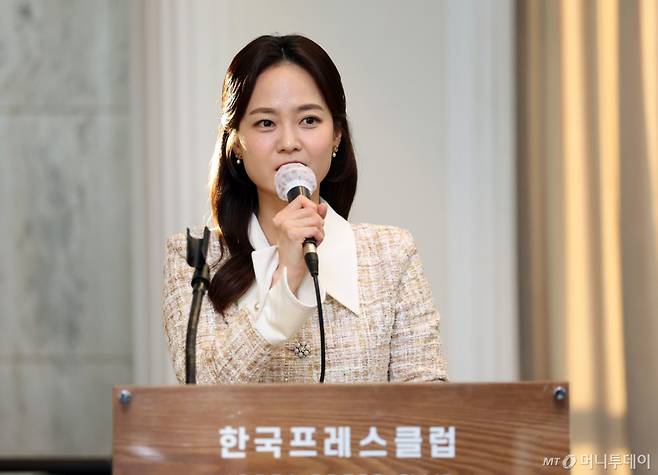 남지현 아나운서(더밝음엔터테인먼트)가 시상식 사회를 진행하고 있는 모습./사진=이기범 기자