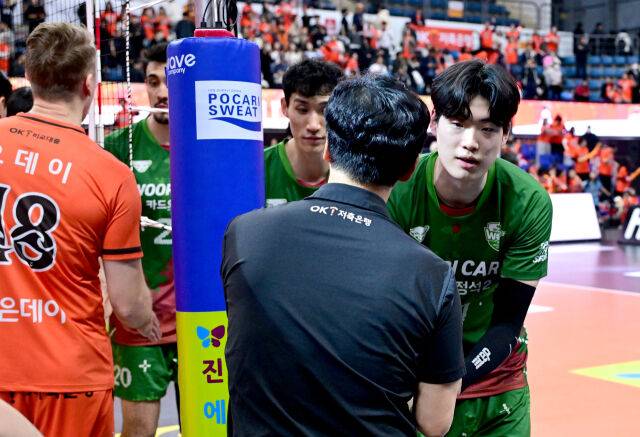 OK저축은행 신영철 감독이 경기 후 우리카드 선수들과 악수하고 있다 / 한국배구연맹(KOVO)