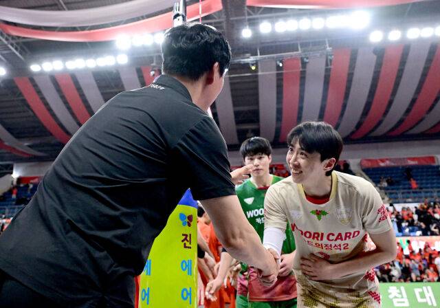 OK저축은행 신영철 감독이 경기 후 우리카드 선수들과 악수하고 있다 / 한국배구연맹(KOVO)