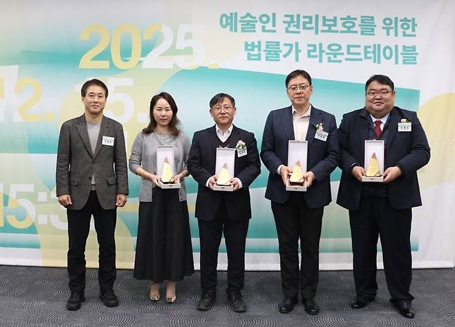 [공로패 시상-왼쪽부터 한국예술인복지재단 정용욱 대표, 서혜진, 김계환, 이영욱, 최종원 변호사]