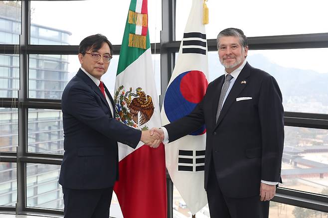 박정성(왼쪽) 산업통상부 통상차관보가 19일  서울 종로구 주한 멕시코 대사관에서 카를로스 페냐피엘 소토(Carlos Penafiel Soto) 주한 멕시코 대사와 면담을 갖고, 기념촬영을 하고 있다. [산업통상부 제공]