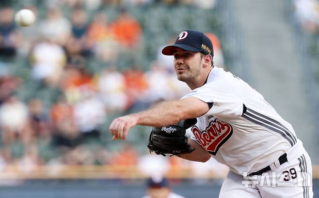 [서울=뉴시스] 홍효식 기자 = 22일 서울 송파구 잠실야구장에서 열린 2025 KBO리그 한화 이글스와 두산 베어스의 경기, 두산 선발투수 잭로그가 공을 던지고 있다. 2025.07.22. yesphoto@newsis.com