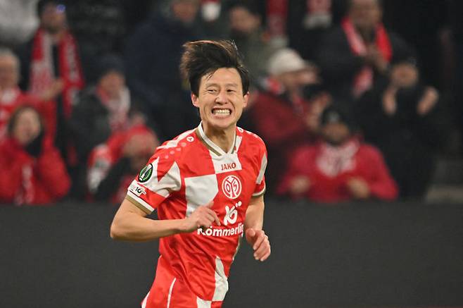 [마인츠=AP/뉴시스] 마인츠의 이재성이 17일(현지 시간) 독일 마인츠의 메바 아레나에서 열린 2025-26 유럽축구연맹(UEFA) 콘퍼런스리그(UECL) 리그 페이즈 6차전 삼순스포르(튀르키예)와 경기하고 있다. 이재성은 89분을 소화하며 1도움과 페널티킥을 유도, 팀의 2-0 승리에 기여했고, 마인츠는 구단 역사상 처음으로 유럽대항전 16강에 올랐다. 2025.12.19.