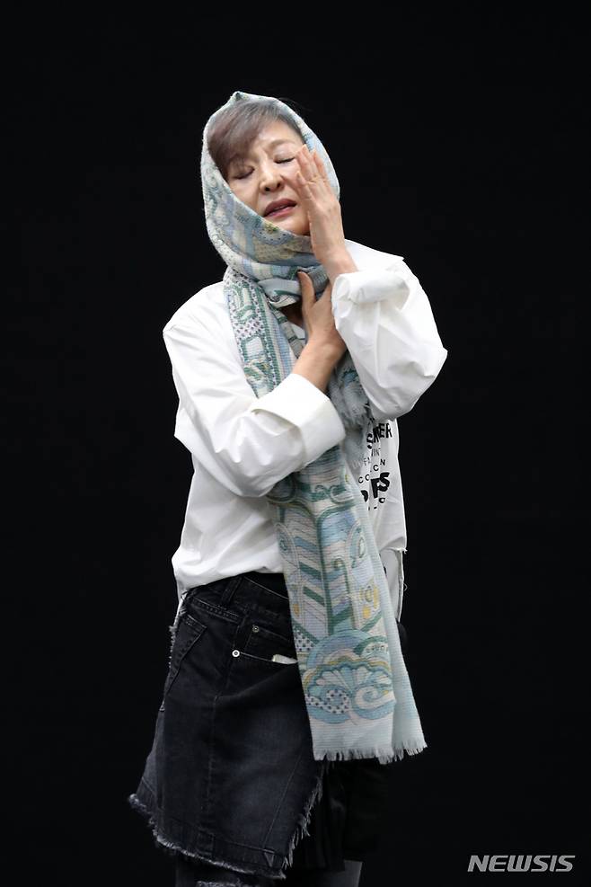 [서울=뉴시스] 박진희 기자 = 연극 '햄릿' 출연 배우 윤석화(배우 3역)가 28일 서울 강북구 성신여대 운정그린 캠퍼스에서 연습실 공개 행사를 갖고 주요 장면을 시연하고 있다. 이날 행사에는 손진책 연출을 비롯한 배우 권성덕, 전무송, 박정자, 손숙, 정동환, 김성녀, 유인촌, 윤석화, 손봉숙, 길해연, 강필석, 박지연, 박건형, 김수현, 김명기, 이호철 등이 참석했다. 2022.06.28. pak7130@newsis.com