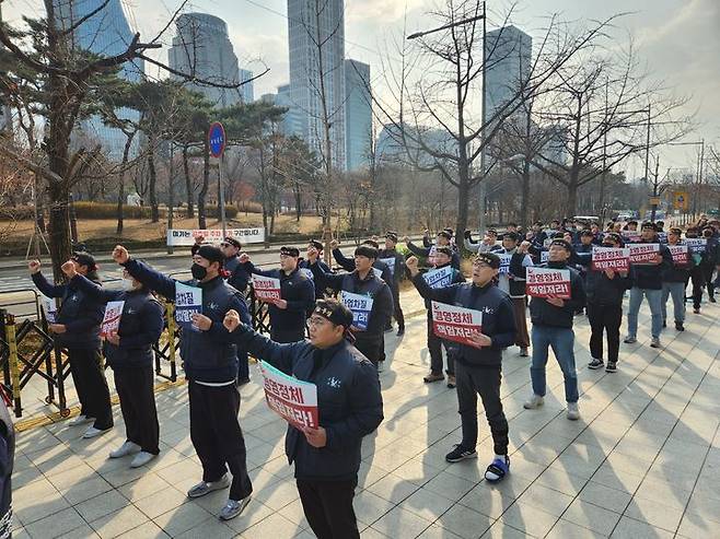 [서울=뉴시스] 한국항공우주산업(KAI) 노동조합이 10일 수출입은행 앞에서 신임 대표이사 인선을 요구하고 있다.(사진=KAI 노동조합 제공). 2025.12.10. photo@newsis.com *재판매 및 DB 금지