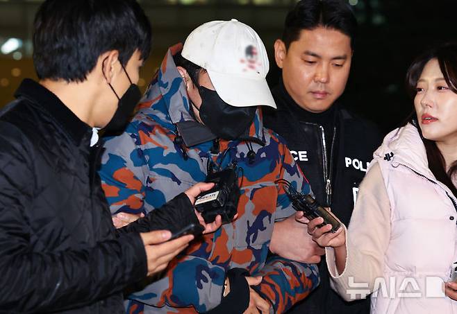 [서울=뉴시스] 최진석 기자 = 압수수색을 받던 중 도주했던 도이치모터스 주가조작 사건과 관련해 제3의 주포로 지목된 이 모씨가 20일 서울 종로구 김건희 특검팀(특별검사 민중기)사무실로 압송되고 있다.김건희 특검은 그간 도주 중이었던 김건희 여사의 도이치모터스 주가조작 사건 관계인인 이씨를 추적하다 이날 체포했다. 2025.11.20. myjs@newsis.com