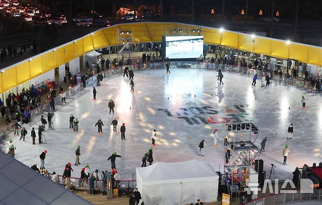[서울=뉴시스] 김선웅 기자 = 19일 서울 중구 서울광장 스케이트장에서 시민들이 스케이트를 타고 있다. 겨울을 맞아 개장한 서울광장 스케이트장은 2월 8일까지 운영될 예정이다. 2025.12.19. mangusta@newsis.com