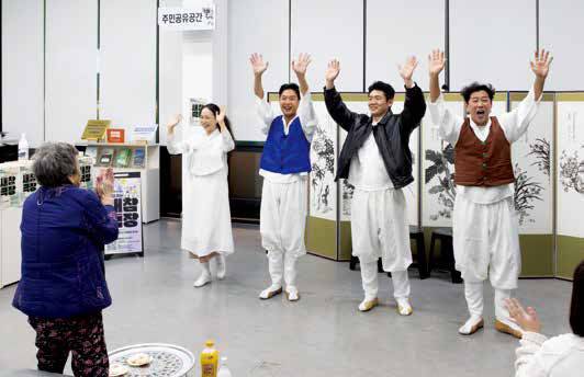 예산해봄센터 1층 로비에서 있었던 마당극 모습.