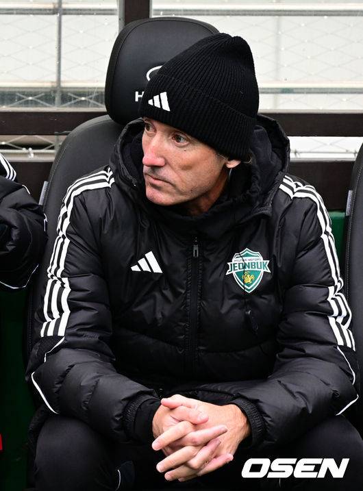 [OSEN=상암월드컵경기장, 조은정 기자] 2025 하나은행 코리아컵 전북FC와 광주FC의 결승전이 6일 서울 마포구 서울월드컵경기장에서 열렸다.시민구단 광주는 사상 첫 코리안컵 우승에 도전, 전북은 올해 K리그1 우승에 이어 두 번째 더블을 노린다.전북 타노스 코치가 벤치를 지키고 있다. 2025.12.06 /cej@osen.co.kr