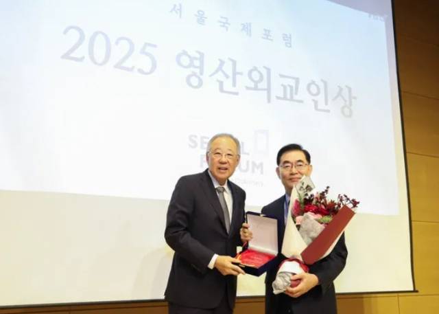 ▲류진 서울국제포럼 이사장이 김대식 전 주카자흐스탄 대사(오른쪽)에게 상패를 전달하고 있다. ⓒ서울국제포럼 제공