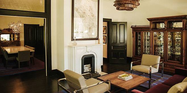 애킨스 하우스 내부. 홈페이지