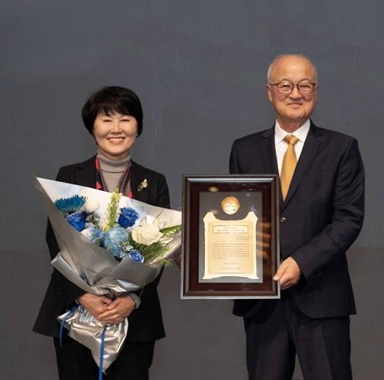 ▲(왼쪽부터) 월드비전 세계시민학교 특임고문 한비야 교수, 영원무역그룹 성기학 회장 (사진=월드비전 제공)