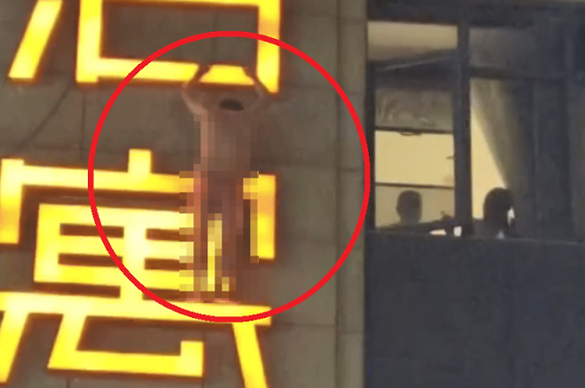 중국에서 유부녀와 불륜을 저지르던 한 기혼 남성이 불륜을 들킬 위기에 처하자 호텔 건물 4층 외벽 간판에 매달린 사연이 알려지며 눈길을 끌고 있다. 웨이보