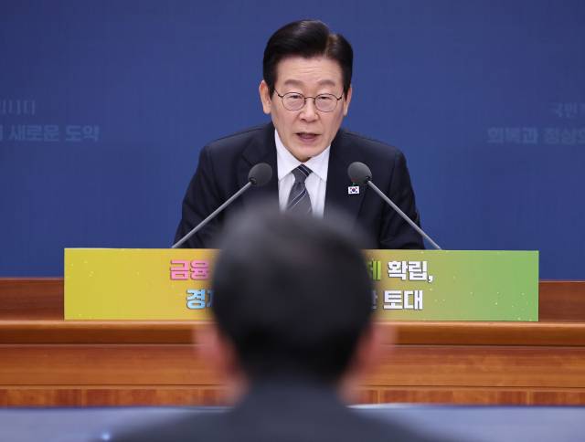 이재명 대통령이 19일 정부서울청사 별관에서 열린 금융위원회·공정거래위원회 업무보고에서 이억원 금융위원장에게 질문하고 있다. 연합뉴스