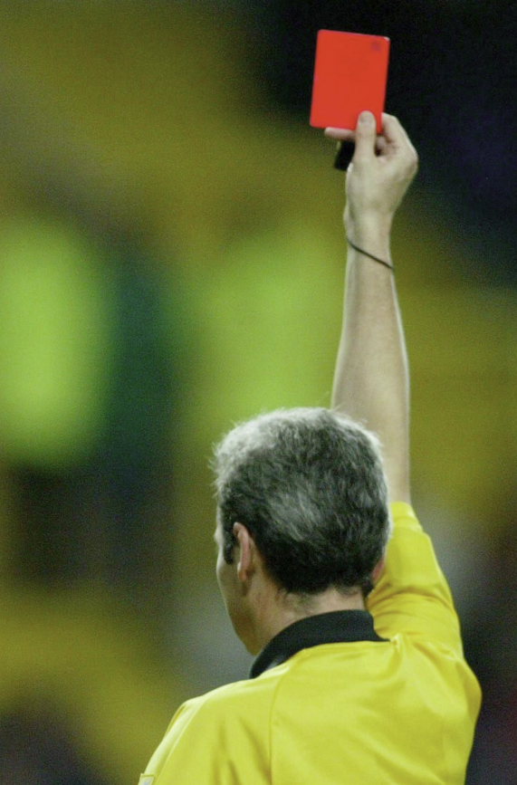 레드카드를 뽑고 있는 심판. 게티이미지 자료사진