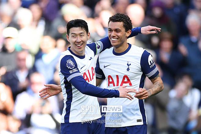 ▲ 손흥민 역시 존슨의 결승골을 잊지 않았다. 최근 토트넘 훗스퍼 스타디움을 방문한 손흥민은 전 동료들과 만나 찐한 우정을 과시했다. 그 가운데 히샬리송이 "내가 너를 위해 유로파리그 우승을 해줬으니 고마워해야지"라고 말했다. 이에 손흥민은 '그건 브레넌이었어"라고 태연하게 받아쳤다.