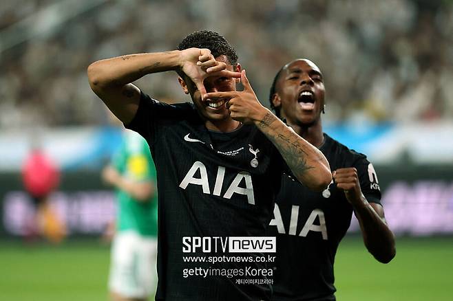 ▲ 손흥민 역시 존슨의 결승골을 잊지 않았다. 최근 토트넘 훗스퍼 스타디움을 방문한 손흥민은 전 동료들과 만나 찐한 우정을 과시했다. 그 가운데 히샬리송이 "내가 너를 위해 유로파리그 우승을 해줬으니 고마워해야지"라고 말했다. 이에 손흥민은 '그건 브레넌이었어"라고 태연하게 받아쳤다.