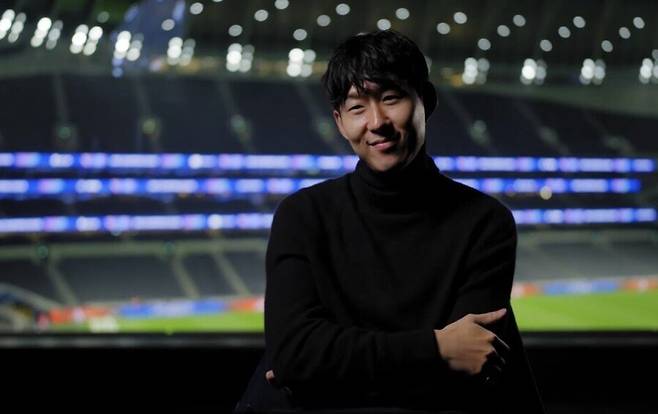 ▲ 이별의 순간은 담담하지 않았다. 손흥민은 "경기 후 라커룸에 혼자 남아 5분 정도 앉아 있었다. 텅 빈 공간에서 고개를 숙이고 있으니 이 상황이 믿기지 않았다"며 "앞으로 토트넘 선수가 아니라는 생각이 들었고, 정말 힘든 하루였다"고 고백했다.&nbsp;ⓒ 토트넘 홋스퍼