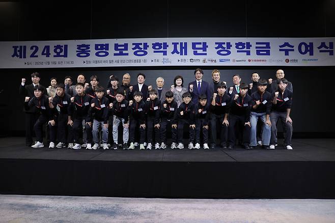 ▲ 19일&nbsp;성남시 분당 더블트리 바이 힐튼 호텔에서 홍명보장학재단 장학금 수여식에 이사장 자격으로 참석한 홍명보 감독이 취재진의 질문에 답하고 있다. ⓒ&nbsp;홍명보장학재단