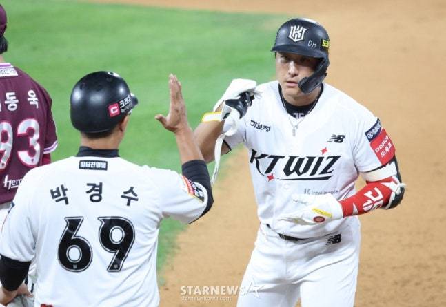 KT 황재균(오른쪽). /사진=김진경 대기자